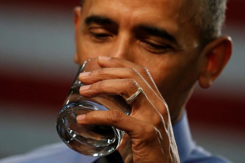 © Reuters. أوباما يشرب من مياه مدينة فلينت ليطمئن السكان بعد أزمة تلوث