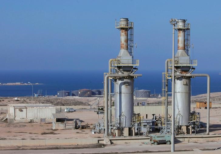 © Reuters. File photo of the Marsa al Hariga oil port in the city of Tobruk,
