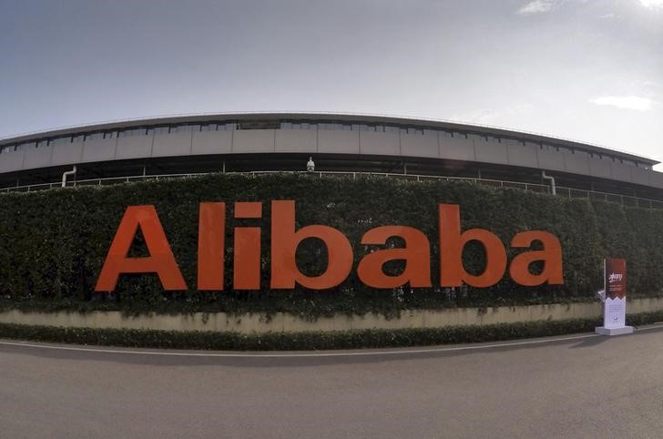 © Reuters. Логотип  Alibaba Group на здании штаб-квартиры компании в Ханчжоу, Китай