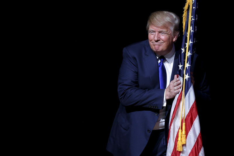 © Reuters. Unos angustiados republicanos dudan sobre si apoyar a Trump