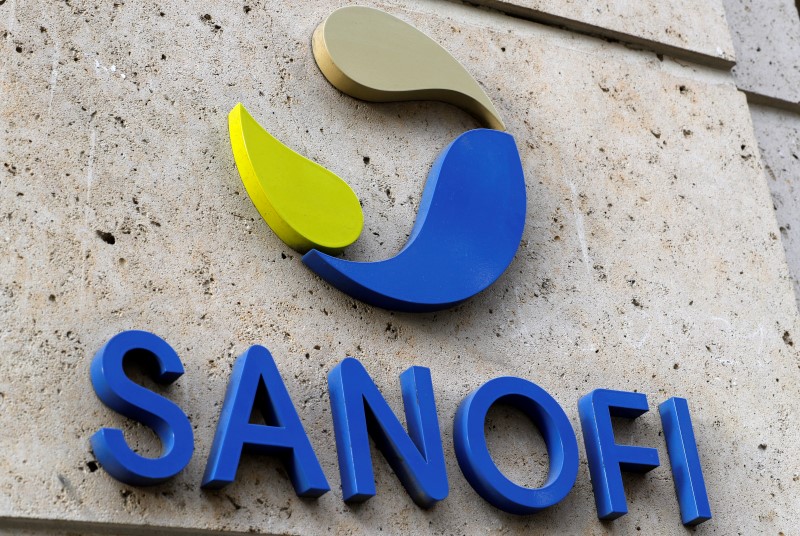 © Reuters. French multinational pharmaceutical company SANOFI logo seen at their headquater in Paris