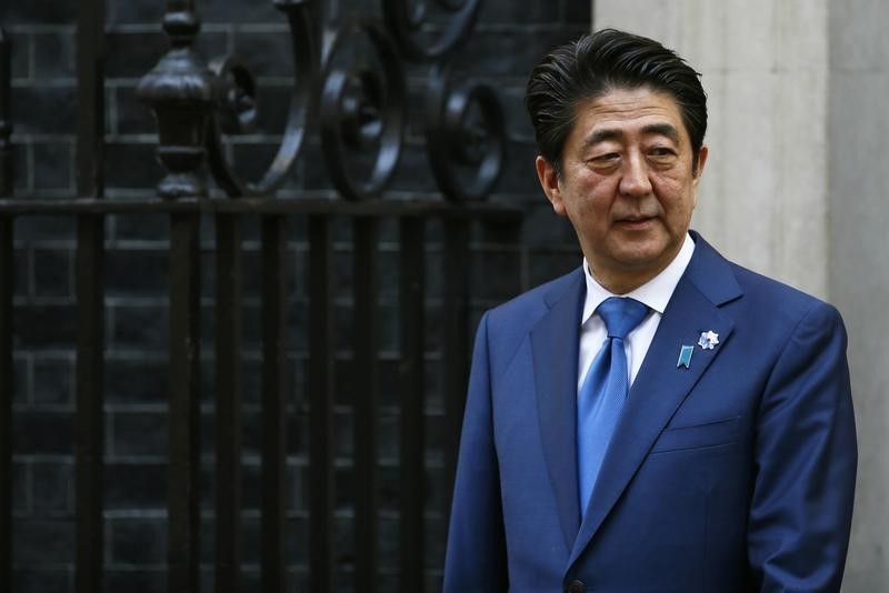 © Reuters. Japan's Prime Minister Shinzo Abe leaves Number 10 Downing Street in London