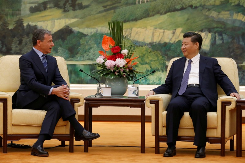 © Reuters. China's President Xi Jinping talks with Chief Executive Officer of Disney Bob Iger as they meet at the Great Hall of the People in Beijing