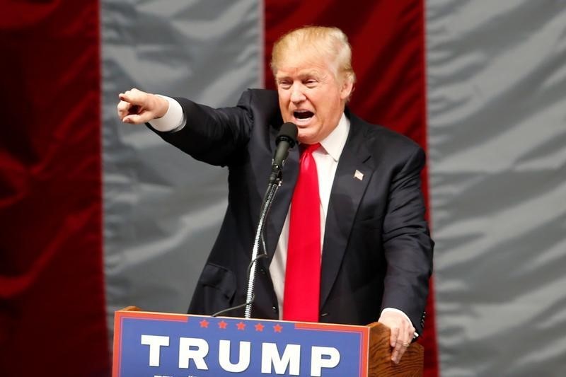 © Reuters. Pré-candidato republicano à Presidência dos EUA Donald Trump discursa em evento de campanha em Costa Mesa, na Califórnia