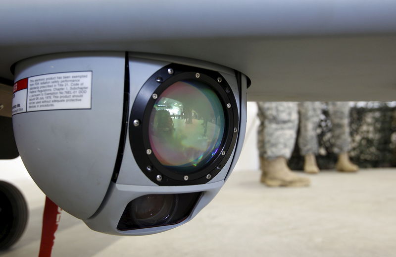 © Reuters. Soldados atrás de câmera de drone de reconhecimento em base militar em Vilseck-Grafenwoehr, Alemanha