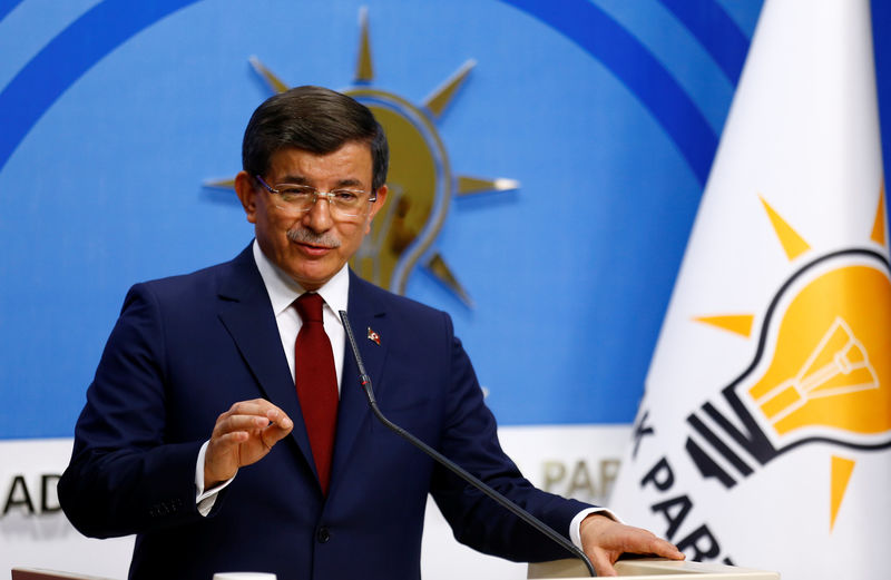 © Reuters. Primeiro-ministro da Turquia, Ahmet Davutoglu, durante evento em Ancara