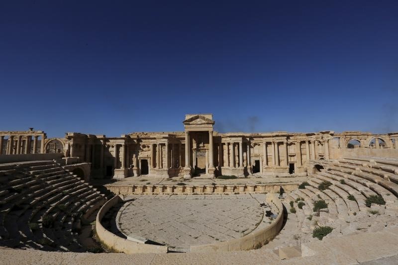 © Reuters. La orquesta rusa da un concierto clásico en el anfiteatro sirio de Palmira