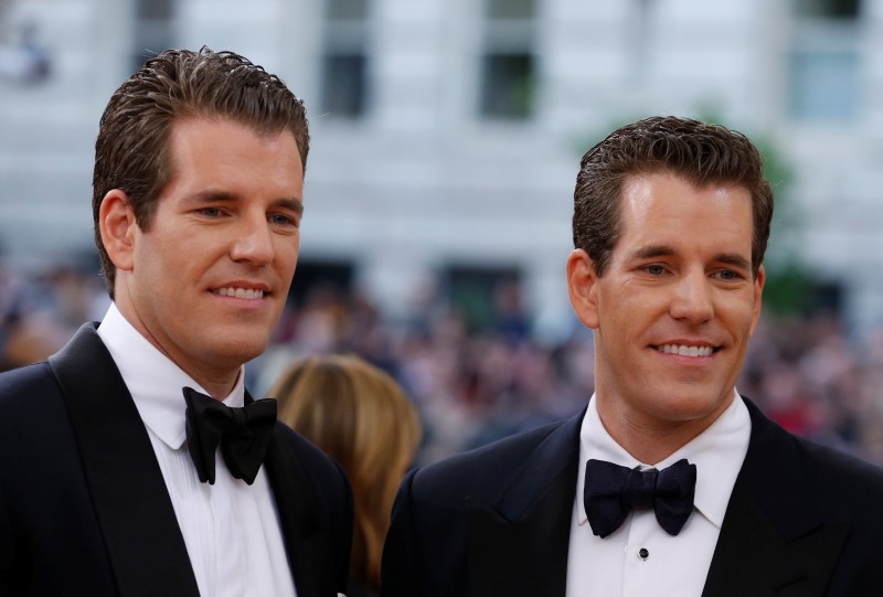 © Reuters. Entrepeneurs Tyler and Cameron Winklevoss arrive at the Met Gala in New York