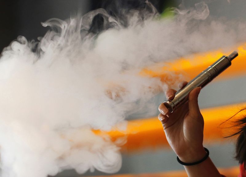 © Reuters. Jovem fumando cigarro eletrônico em Los Angeles