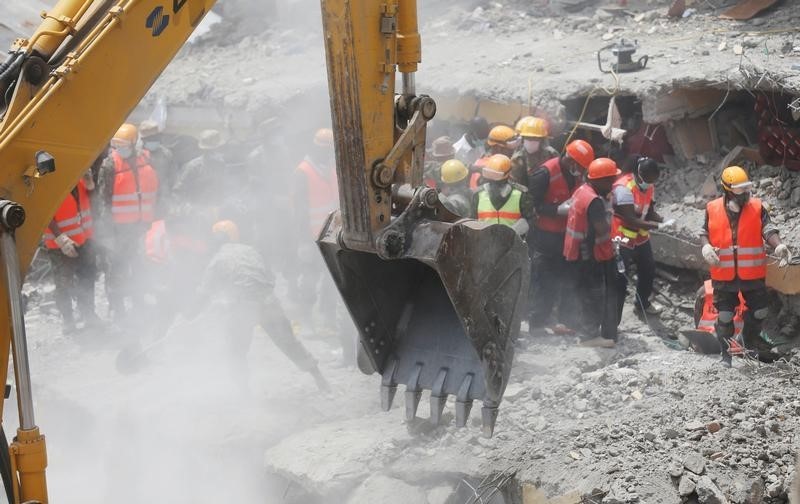 © Reuters. إنقاذ 3 أشخاص آخرين من تحت أنقاض مبنى في كينيا 