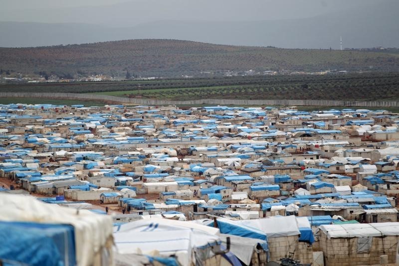 © Reuters. المرصد السوري: مقتل 28 شخصا في ضربات جوية على مخيم للنازحين في إدلب 