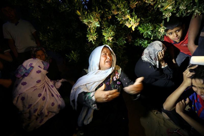 © Reuters. Relative of Palestinian woman Zena Al Omor, whom hospital officials said was killed by fragments of an Israeli tank shell, mourns during her funeral in the southern Gaza Strip