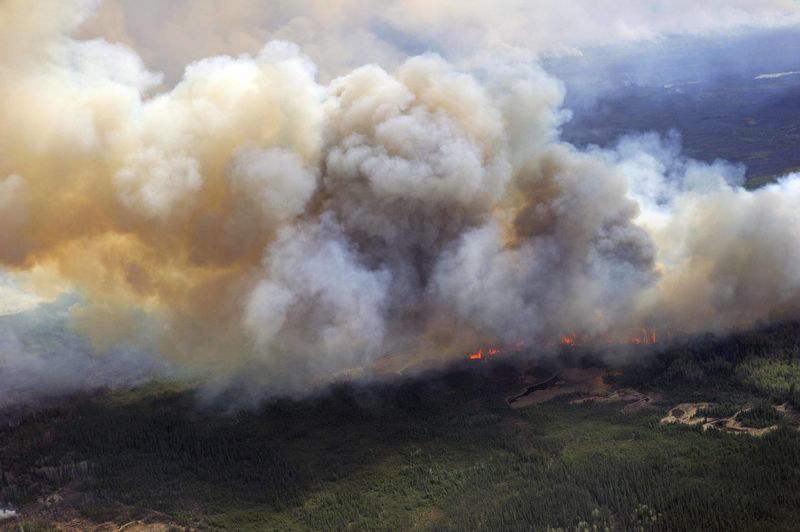 © Reuters. Foto aérea de incêncio no Canadá tirada por comando de operações conjuntas