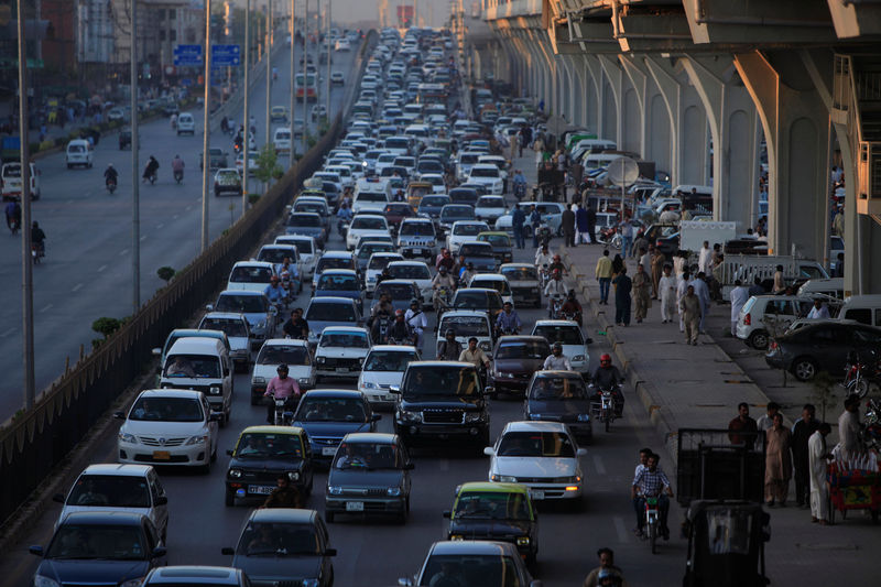 © Reuters. Vehicles are seen in a traffic jam on a road in Rawalpindi, Pakistan