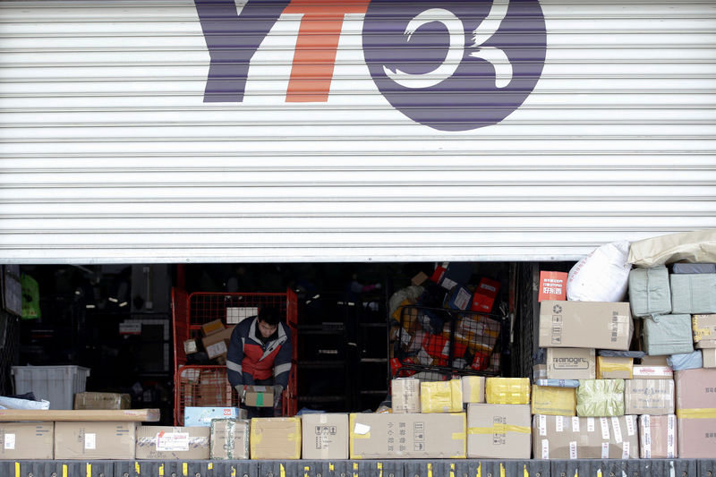 © Reuters. A worker sorts parcels at a YTO Express logistics centre in Beijing