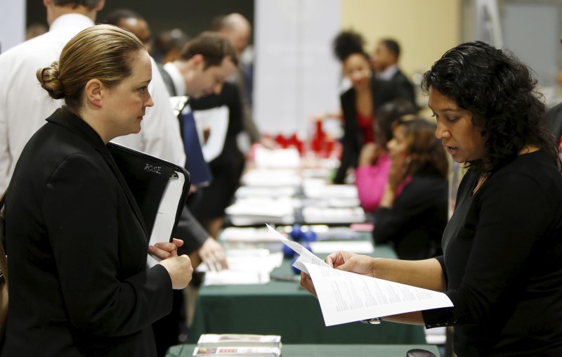 © Reuters. Empleo EEUU probablemente aumentó en abril, con alzas salariales moderadas