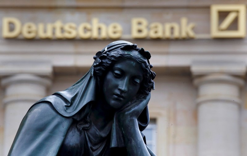 © Reuters. A statue is seen next to the logo of Germany's Deutsche Bank in Frankfurt