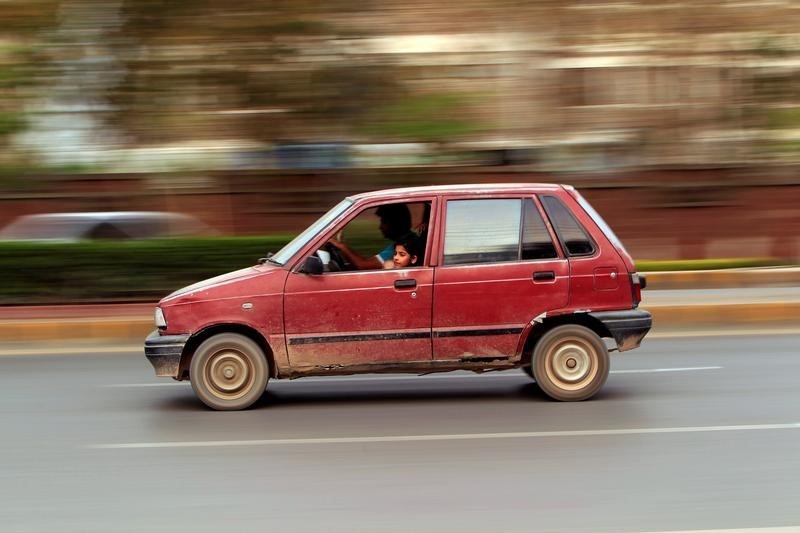 © Reuters. LE PAKISTAN VEUT ATTIRER LES GRANDS CONSTRUCTEURS AUTOMOBILES