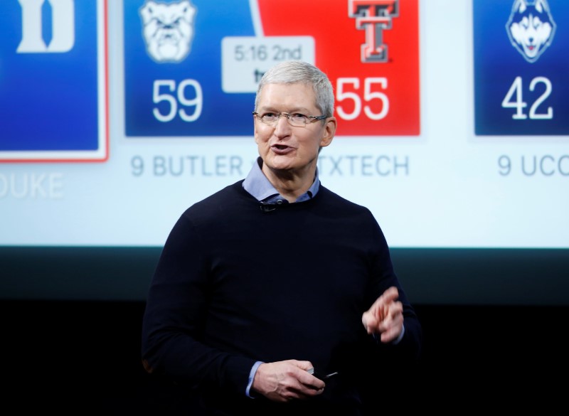 © Reuters. Apple CEO Tim Cook speaks during an event at Apple headquarters in Cupertino, California 