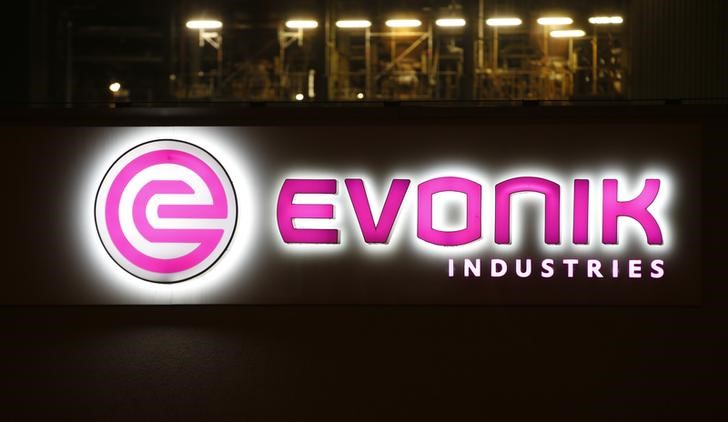 © Reuters. The logo of German specialty chemical company Evonik Industries AG is pictured at their plant in Bitterfeld