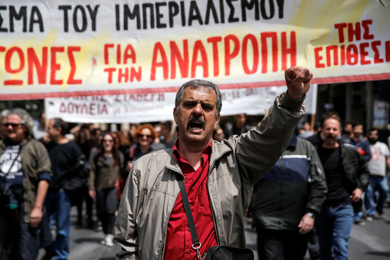 © Reuters. A protester shouts slogans during a protest marking a 48-hour general strike against tax and pension reforms in Athens