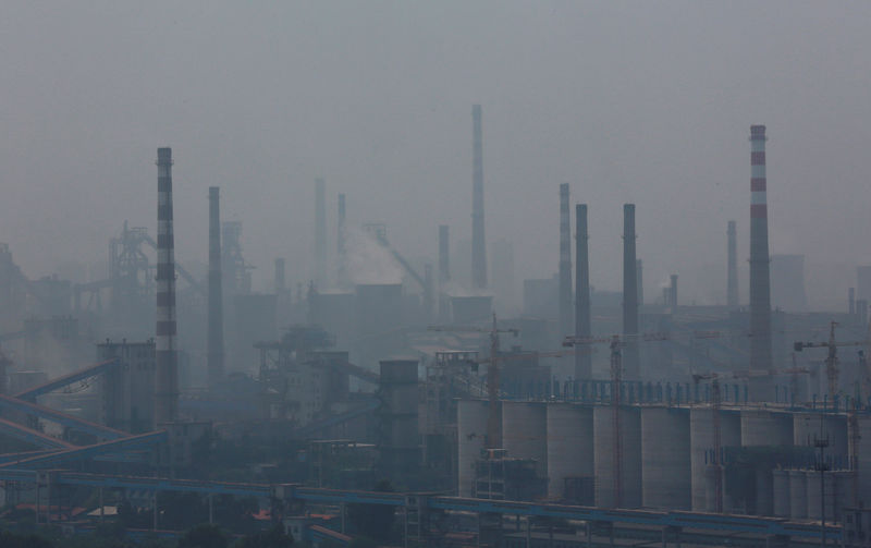 © Reuters. A steel factory is seen in smog during a hazy day in Anshan