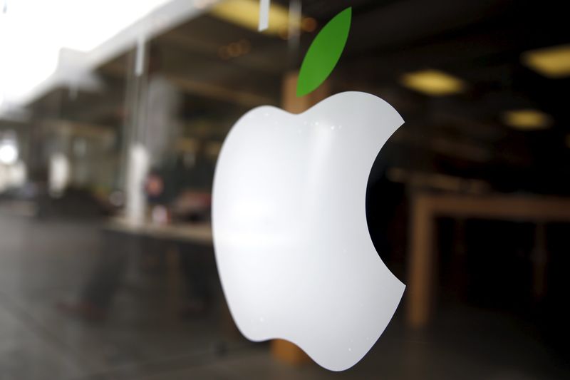 © Reuters. An Apple store is seen in Los Angeles