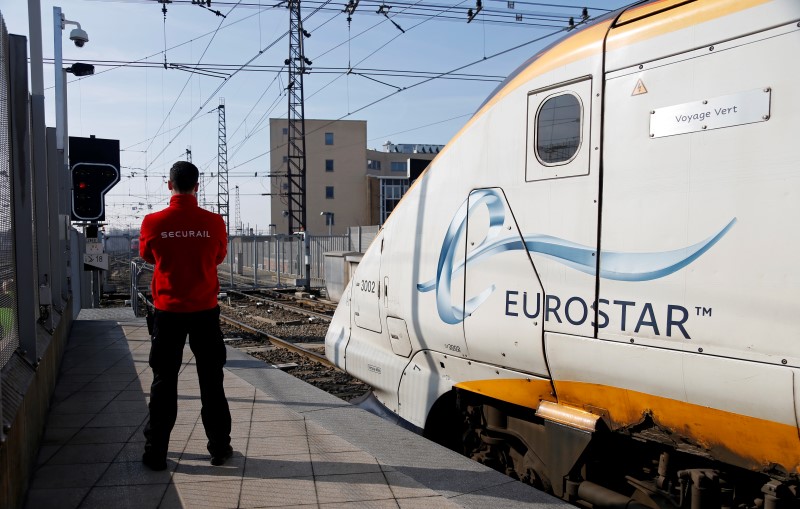 © Reuters. A guard of Securail secures a Eurostar platform before the departure of a train from Brussels Midi/Zuid rail station