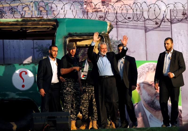 © Reuters. Palestinian Hamas leader in Gaza Haniyeh waves to his supporters during an anti-Israeli rally in Gaza city