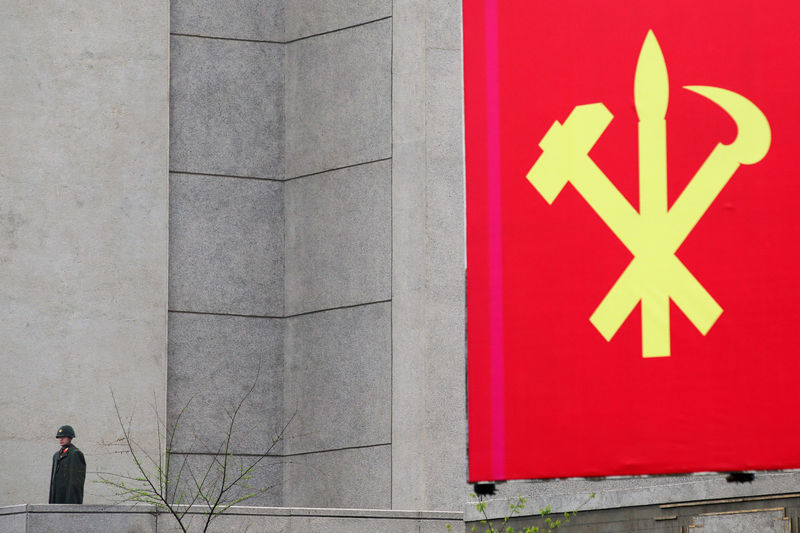 © Reuters. Bandeira do Partido dos Trabalhadores da Coreia do Norte vista em congresso em Pyongyang