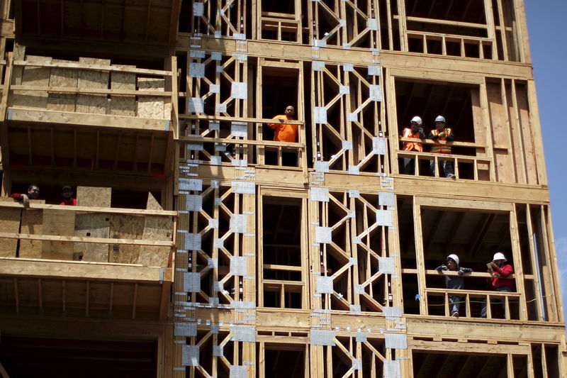 © Reuters. Construction workers look out of the windows of a new residential building in downtown Los Angeles