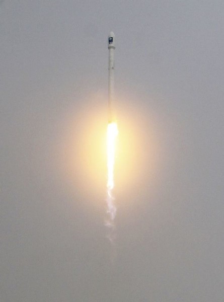© Reuters. Un cohete de SpaceX pone en órbita un satélite y aterriza en una plataforma en el mar