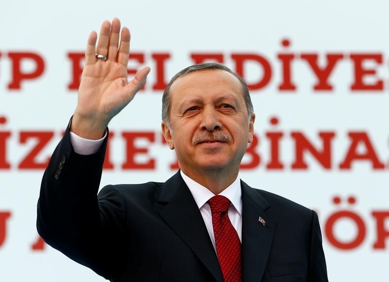 © Reuters. Turkish President Erdogan greets his supporters during an opening ceremony in Istanbul