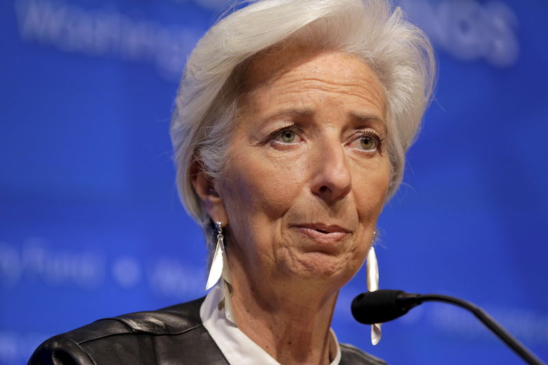 © Reuters. IMF Managing Director Christine Lagarde speaks during a news conference after the International Monetary and Financial Committee (IMFC) Meeting at the 2016 World Bank-IMF Spring Meeting in Washington