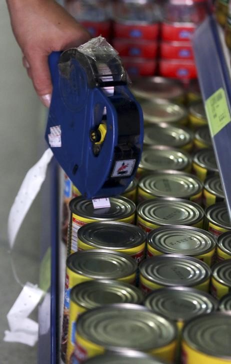 © Reuters. Funcionário coloca etiqueta de preços em produtos dentro de supermercado de São Paulo