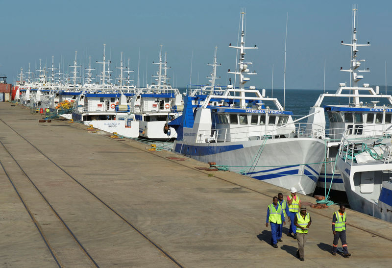 © Reuters. Security guards patrol past the EMATUM fishing fleet docked in Maputo