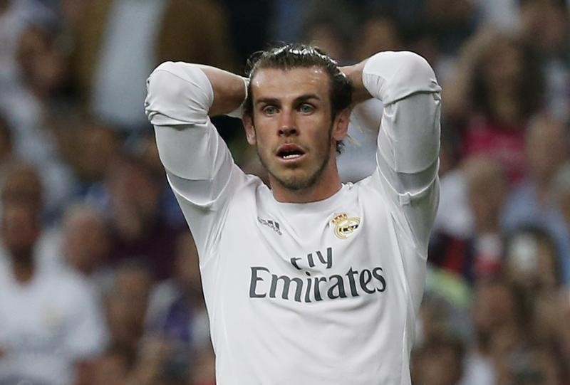 © Reuters. Bale no jugará ante el Valencia por un problema en la rodilla