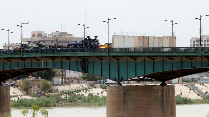 © Reuters. الأمن يعزل المنطقة الخضراء في بغداد لمنع الاحتجاجات