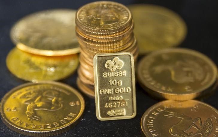 © Reuters. Gold bullion is displayed at Hatton Garden Metals precious metal dealers in London, Britain