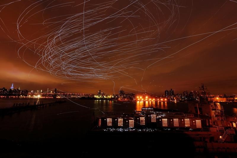 © Reuters. سرب حمام يضيء سماء نيويورك في عرض فني مبهر