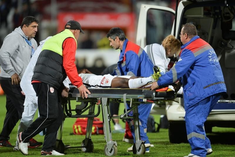 © Reuters. El exjugador camerunés del Córdoba CF Ekeng muere en pleno partido de la liga rumana