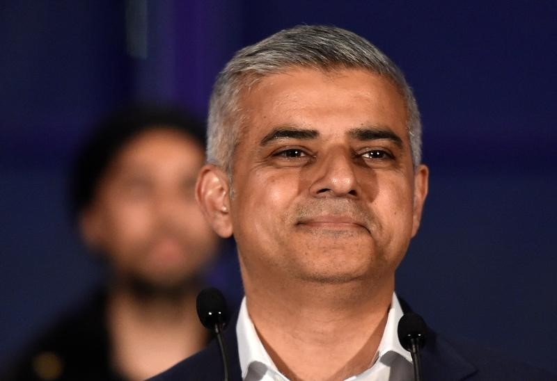 © Reuters. El laborista Khan se convierte en el primer alcalde musulmán de Londres