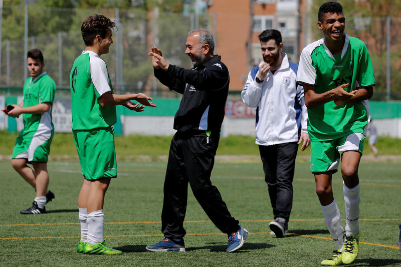 © Reuters. El sirio zancadilleado en Hungría encuentra refugio en el fútbol español