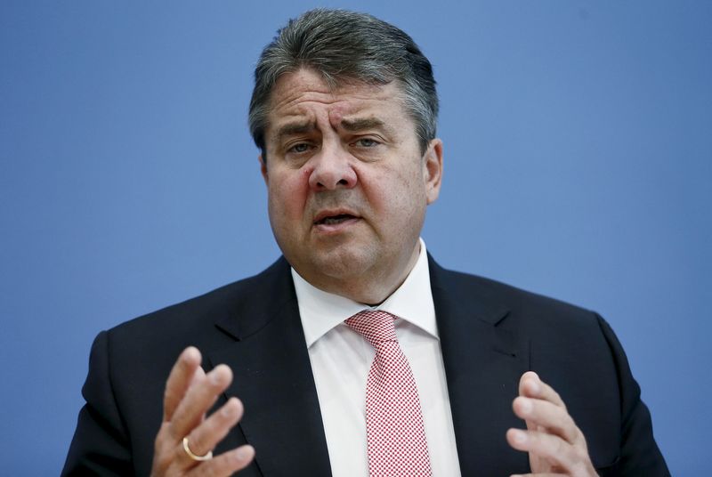 © Reuters. German Economy Minister Gabriel presents the spring economic outlook at a news conference in Berlin