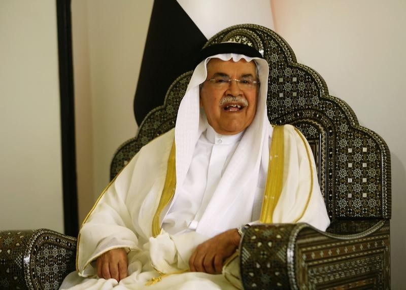 © Reuters. Saudi Arabia's Minister of Petroleum and Mineral Resources Ali al-Naimi smiles at Khartoum airport