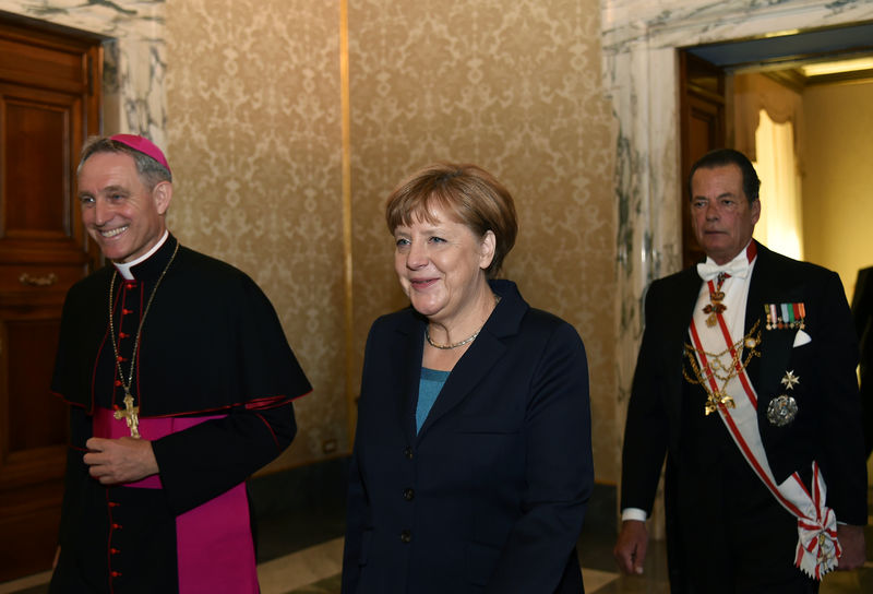 © Reuters. German Chancellor Merkel attends a meeting with Pope Francis before the 2016 Charlemagne Prize ceremony at the Vatican