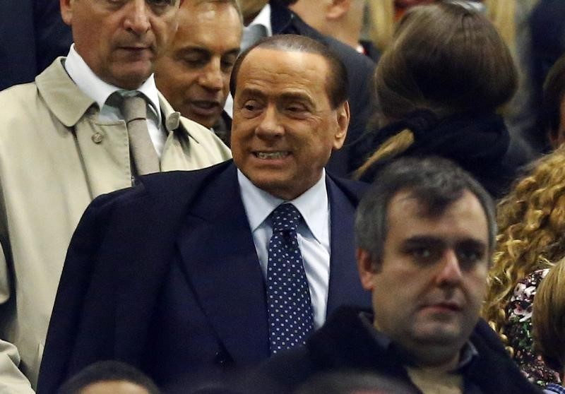 © Reuters. AC Milan's president and former Italian PM Berlusconi arrives before the match against Fiorentina at San Siro stadium in Milan