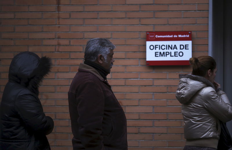 © Reuters. People wait to enter a government-run employment office in Madrid