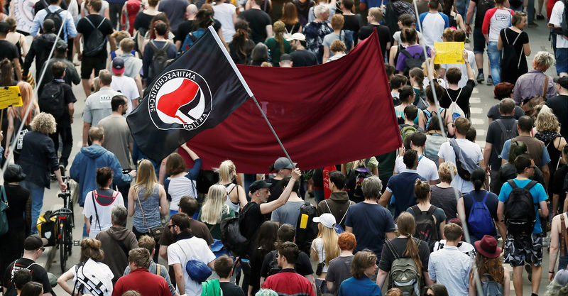 © Reuters. People protest against a right-wing demonstration in Berlin