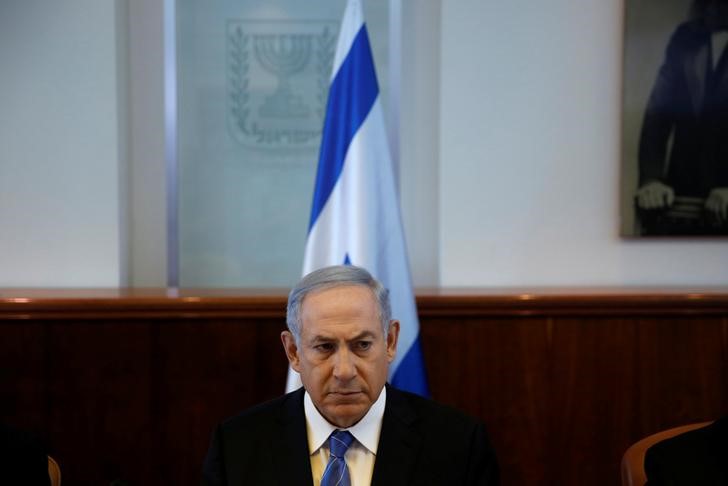 © Reuters. Israeli Prime Minister Netanyahu attends the weekly cabinet meeting in Jerusalem